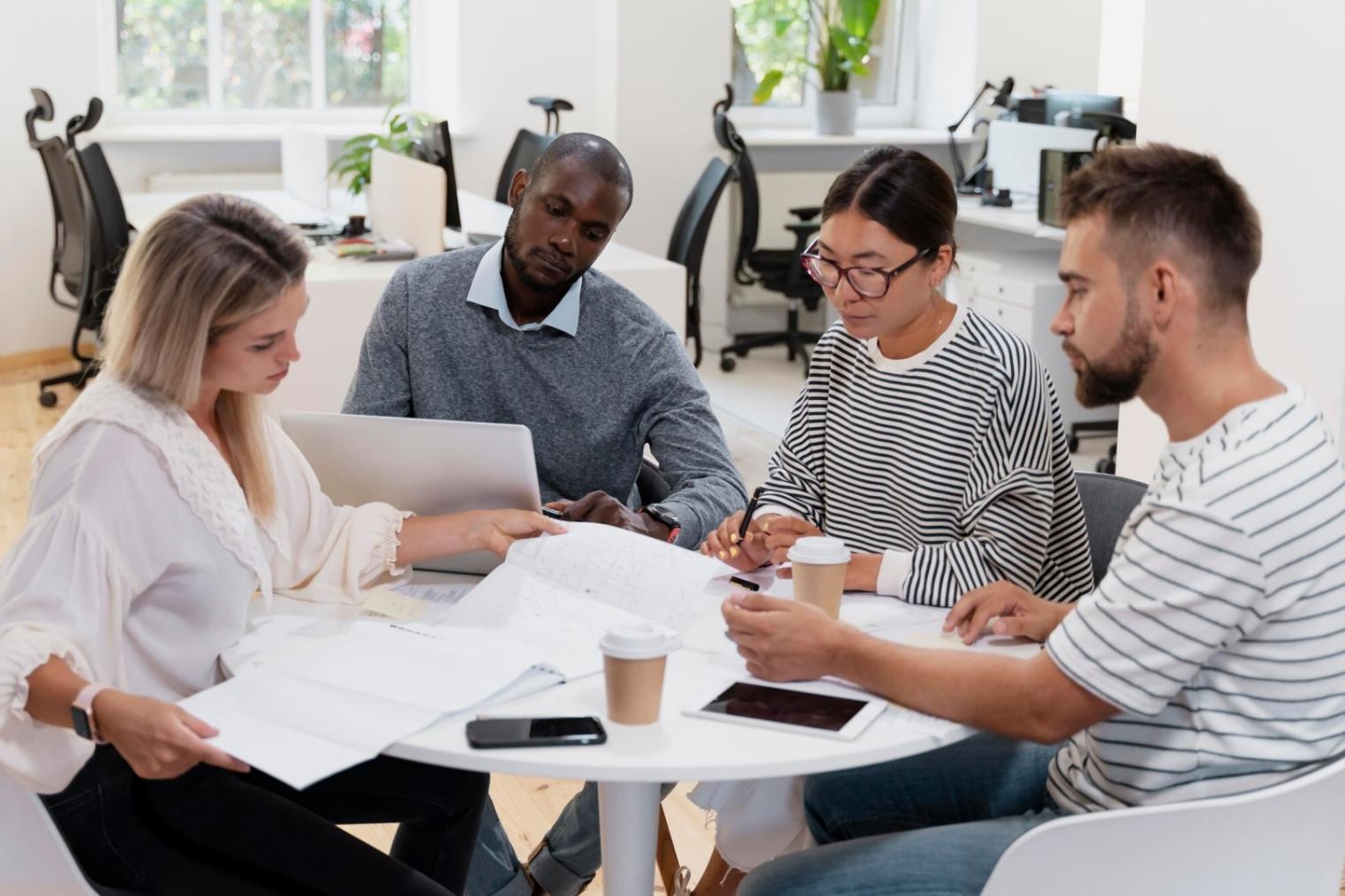 movanteriqlo financial advisory workspace with economic planning resources